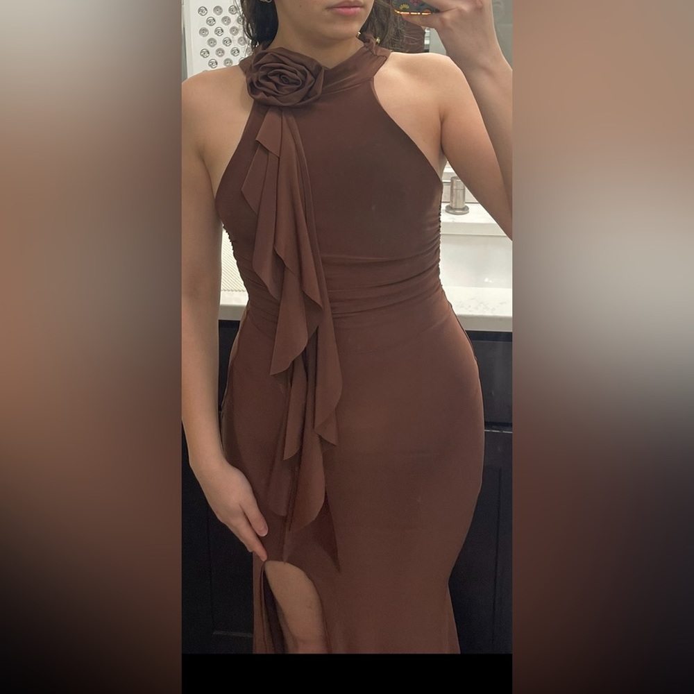 CHOCOLATE BROWN RUCHED
HALTER-NECK SPLIT MAXI DRESS
WITH FLOWER